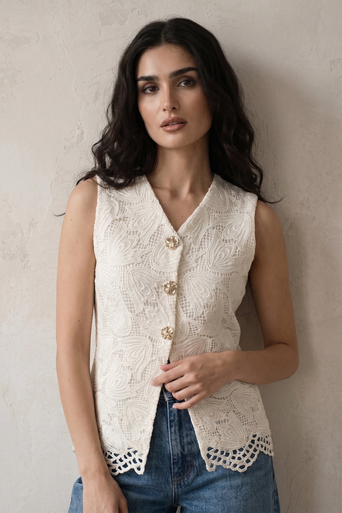 Elegant White Lace Button-Front Sleeveless Top