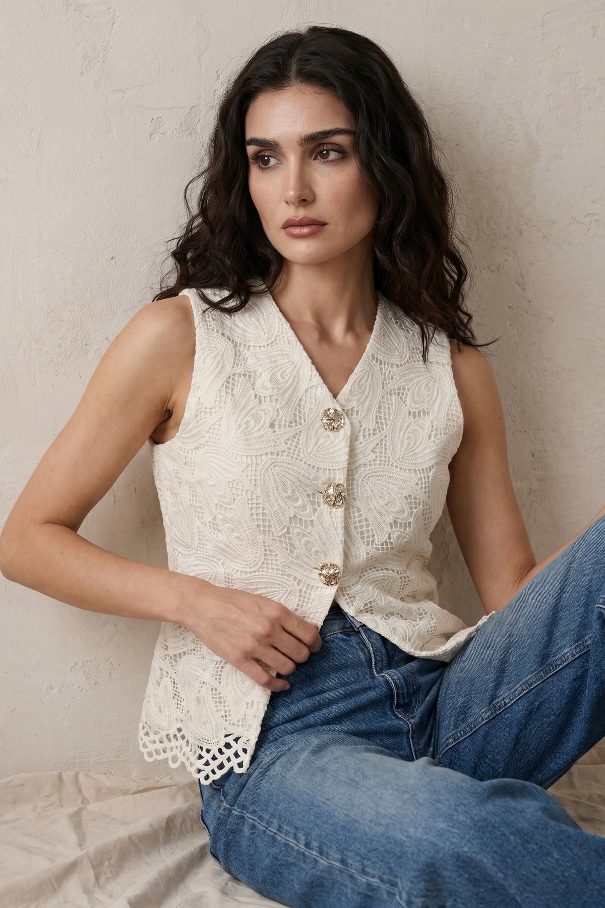 Elegant White Lace Button-Front Sleeveless Top